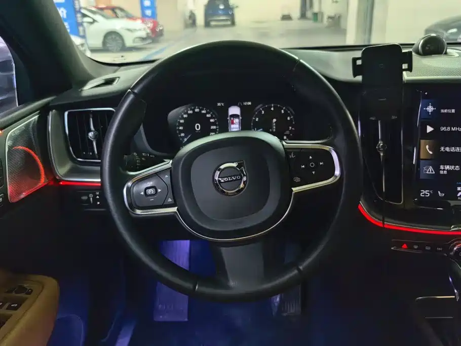Volvo XC60 2019 — фото 15