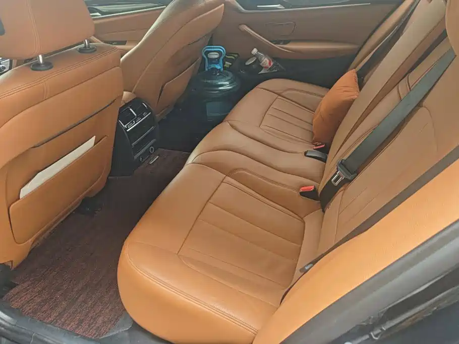 BMW 5 Series 2019 — фото 11