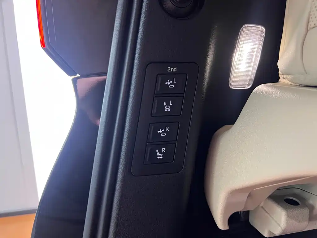 Toyota Alphard 2023 — фото 36