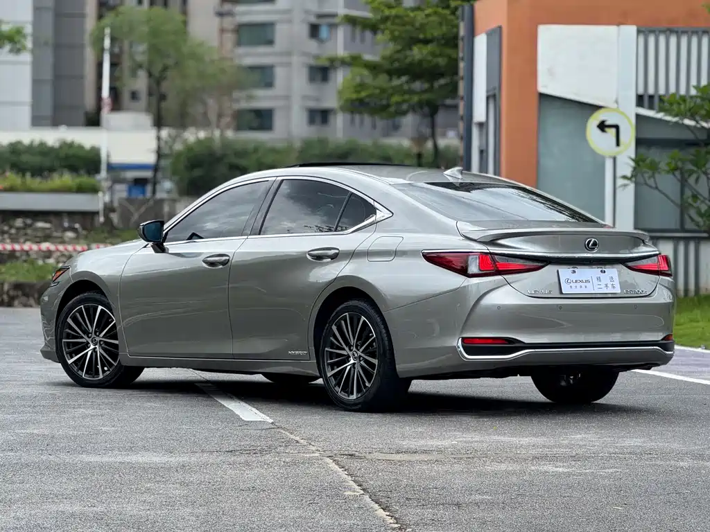 Lexus ES 2022
