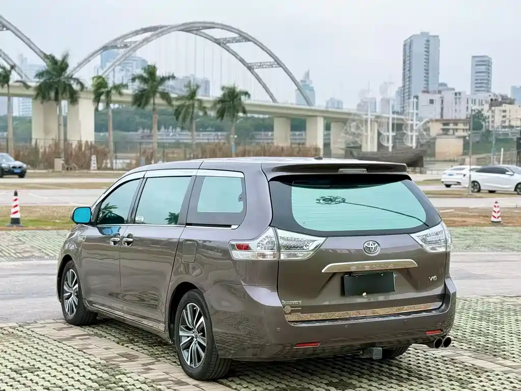 Toyota Sienna 2015 — фото 4