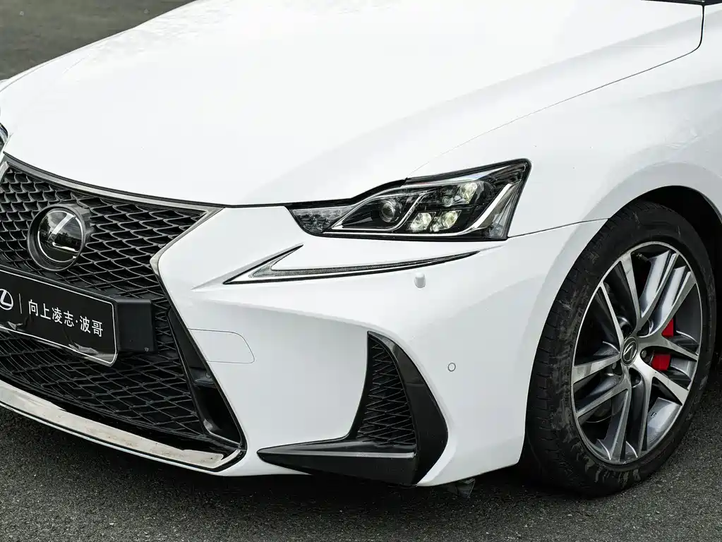 Lexus IS 2018 — фото 9