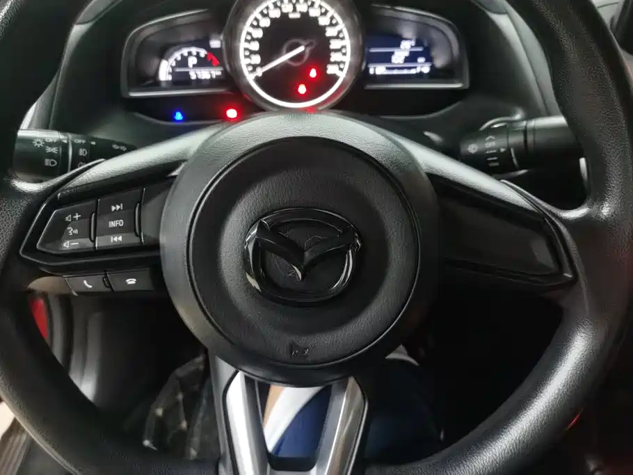 Mazda 3 Axela 2017 — фото 15