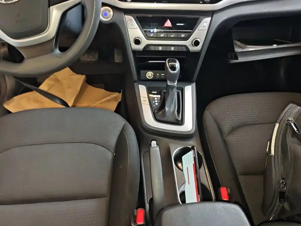 Hyundai Elantra 2016 — фото 14