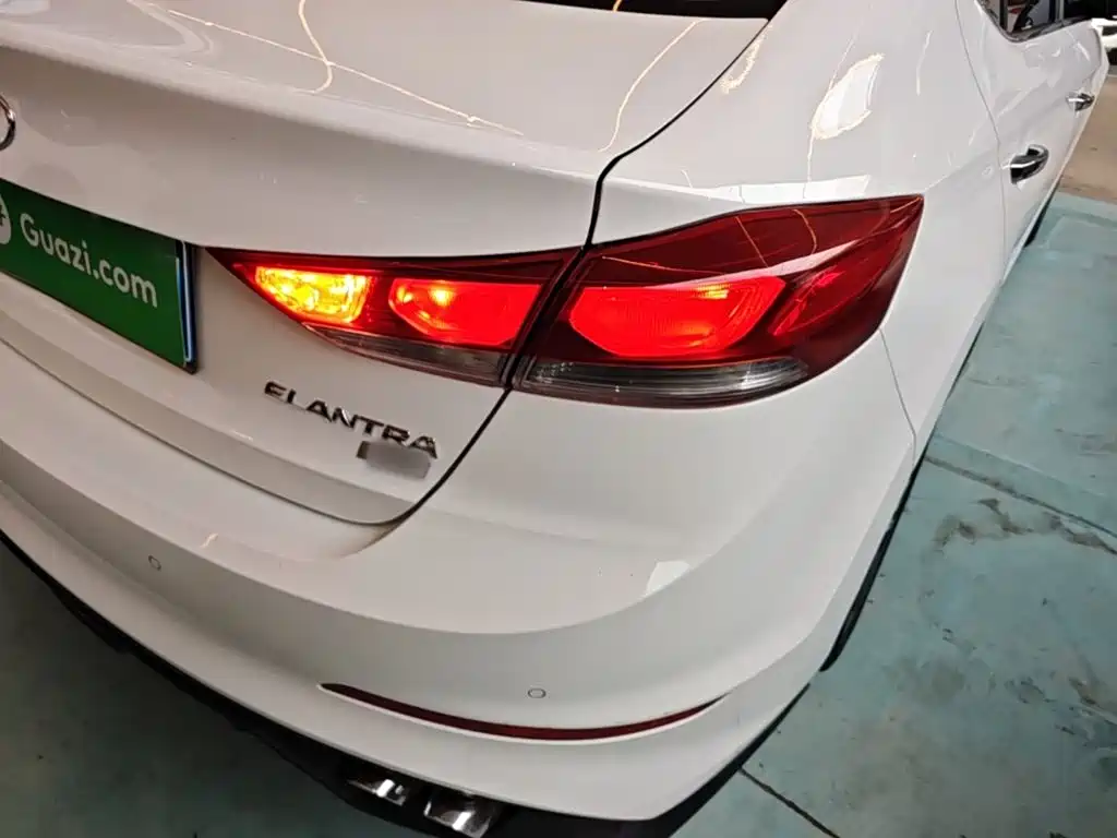 Hyundai Elantra 2016 — фото 8