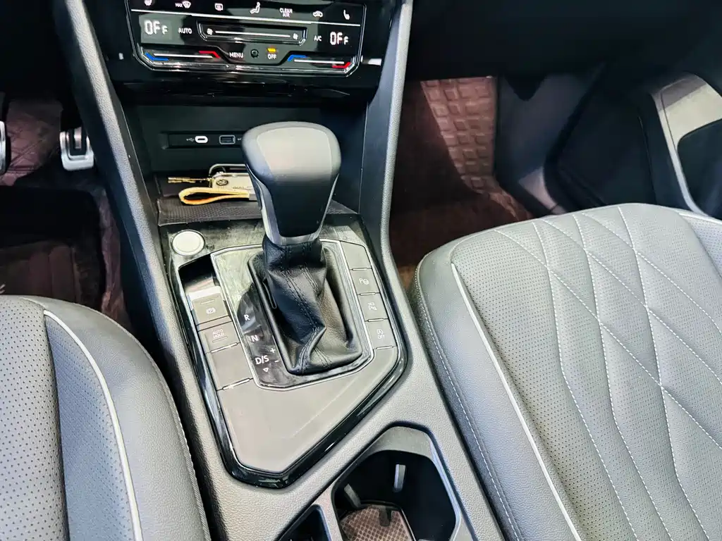 Volkswagen Tiguan L 2023 — фото 12