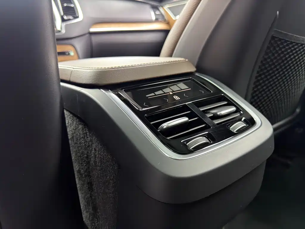 Volvo XC90 2024 — фото 17