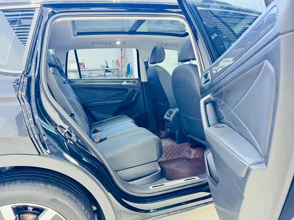 Volkswagen Tiguan L 2023 — фото 8