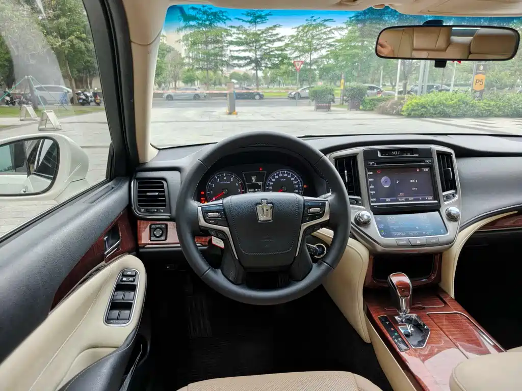 Toyota Crown 2016 — фото 10
