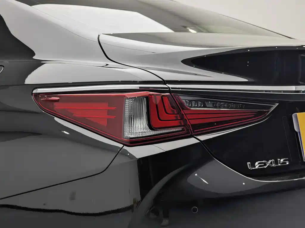 Lexus ES 2023 — фото 11