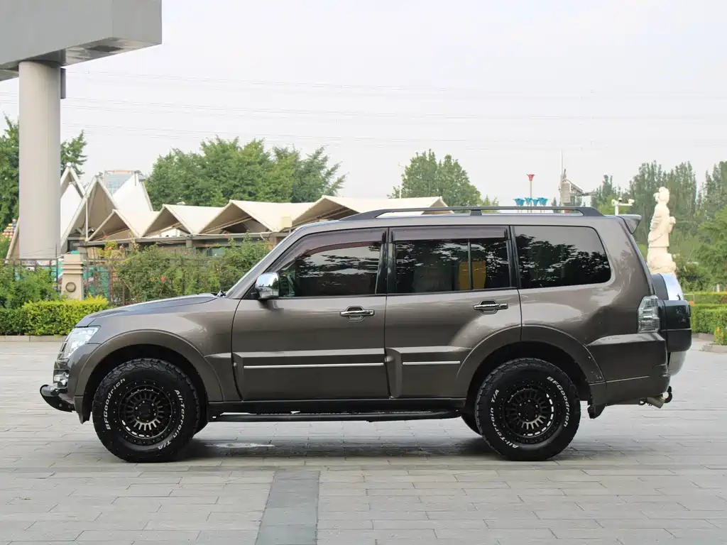 Mitsubishi Pajero 2016