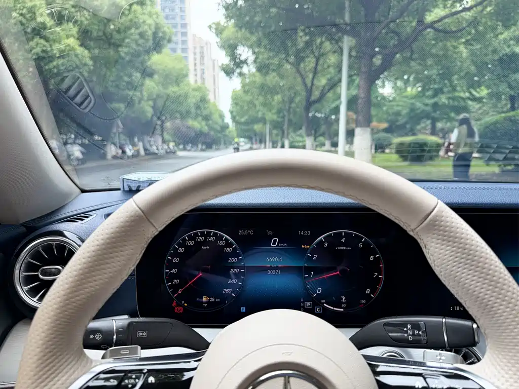 Mercedes-Benz E-Class 2023 — фото 14