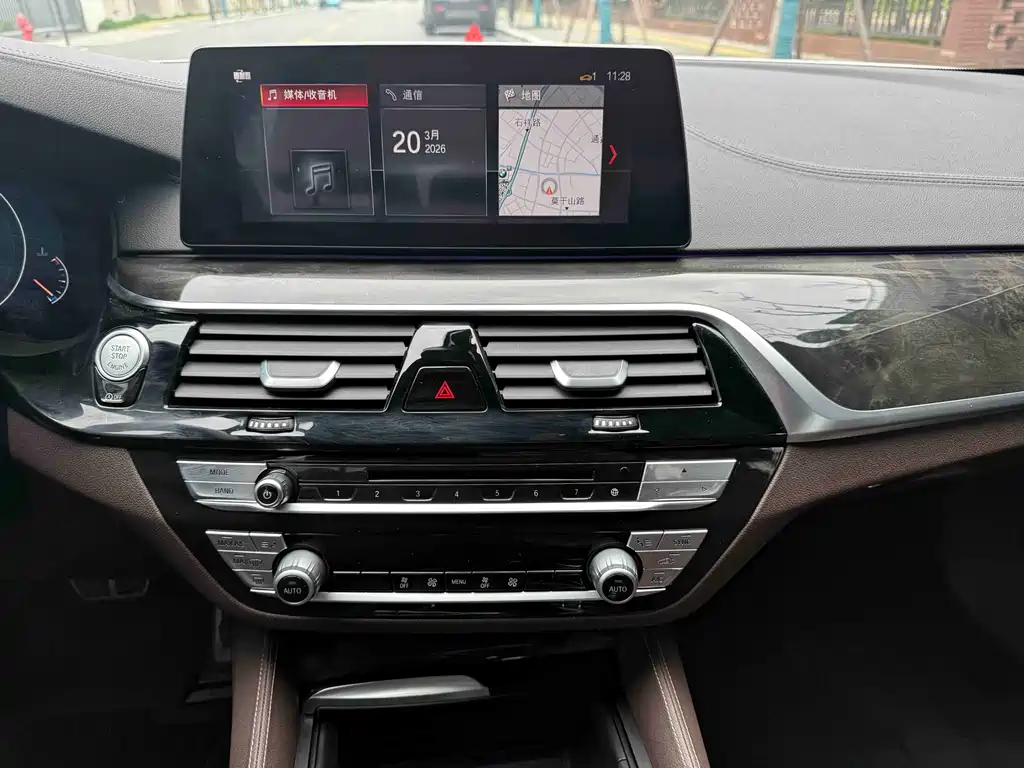 BMW 5 Series 2019 — фото 10