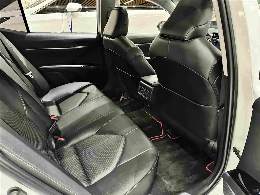 Toyota Camry 2019 — фото 11