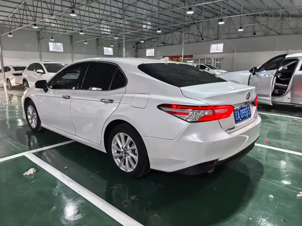Toyota Camry 2023 — фото 9