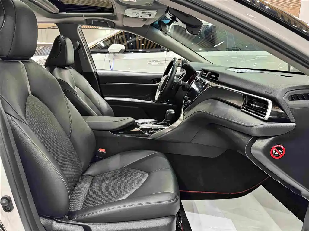 Toyota Camry 2019 — фото 10