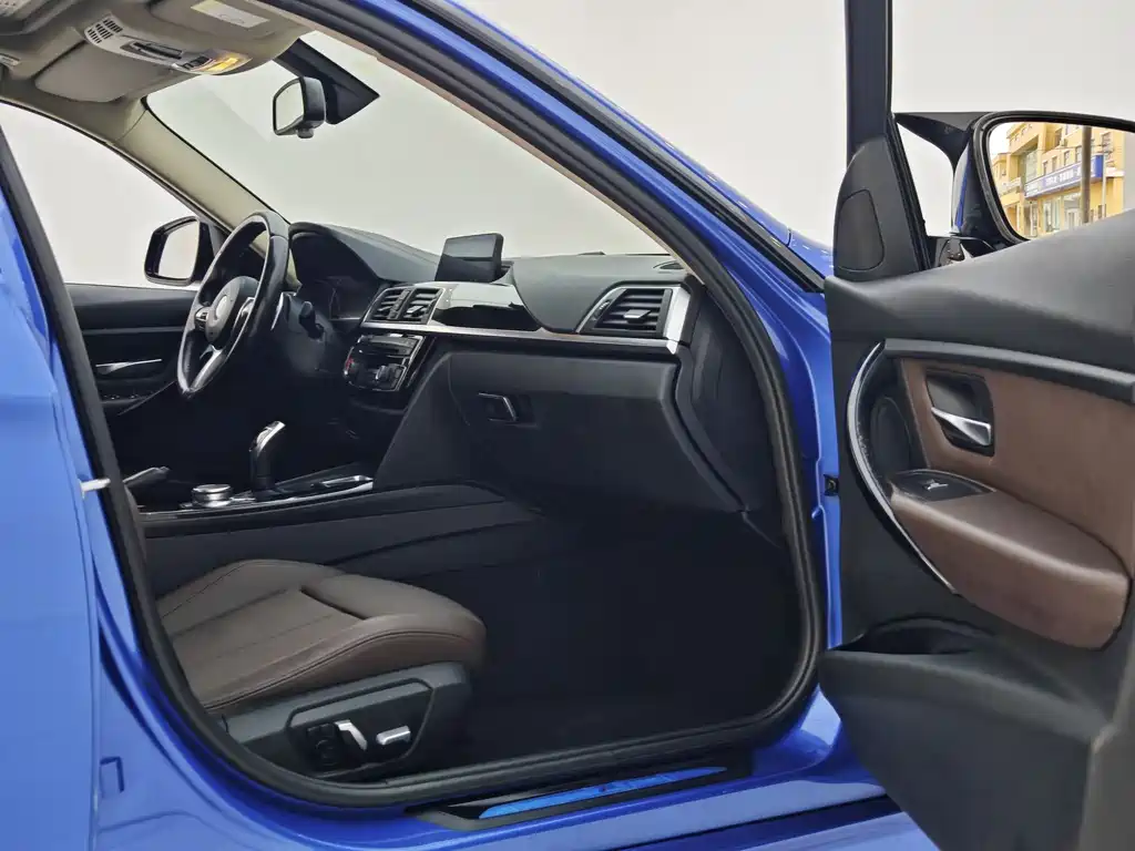BMW 3 Series 2018 — фото 25