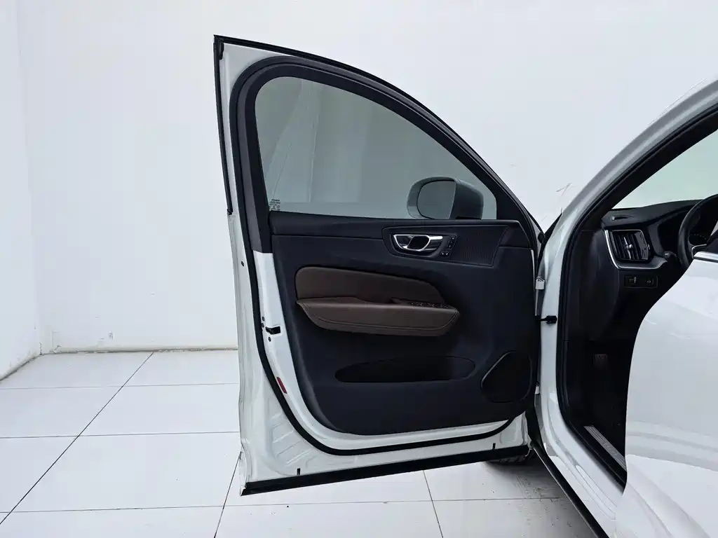 Volvo XC60 2021 — фото 20