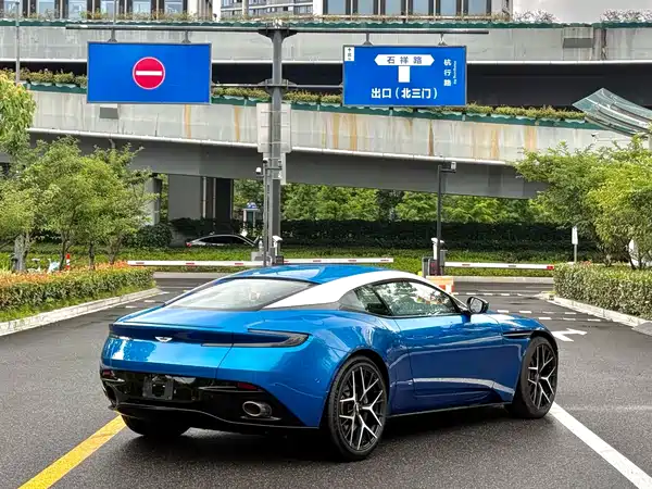 Aston Martin DB11 2020