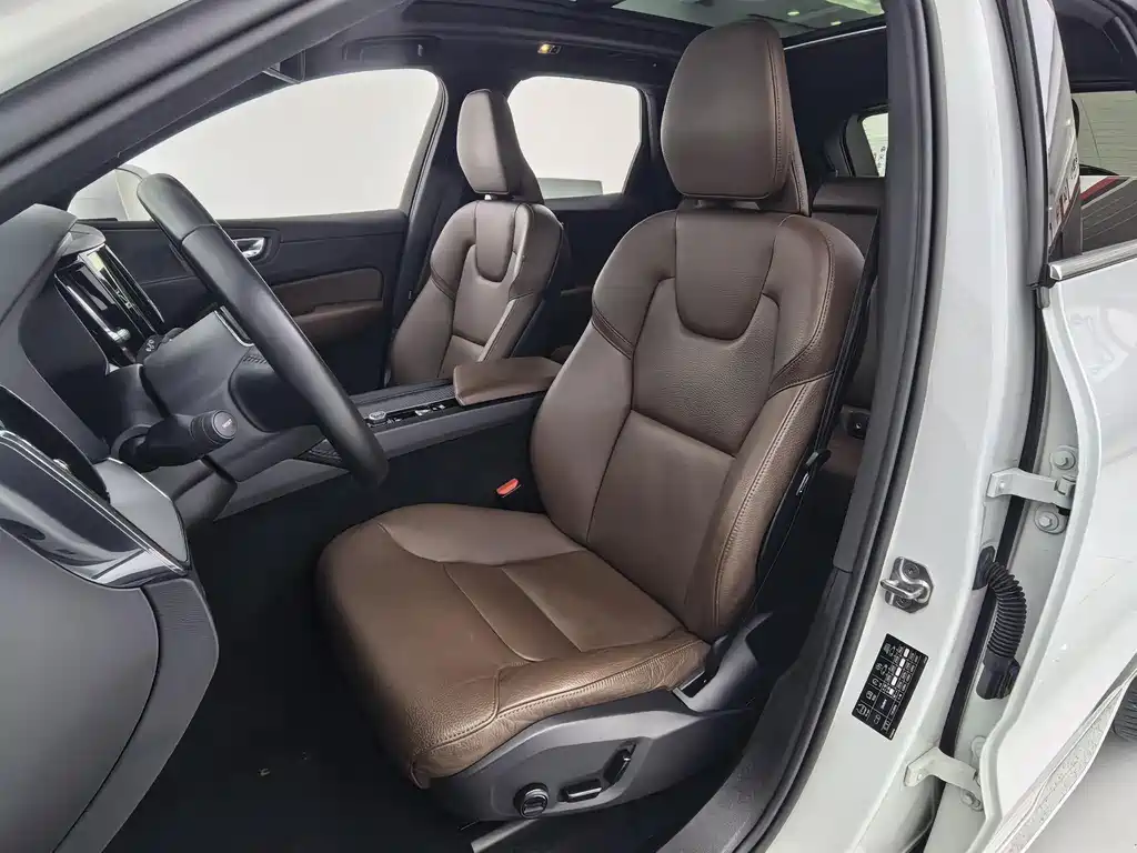 Volvo XC60 2021 — фото 9