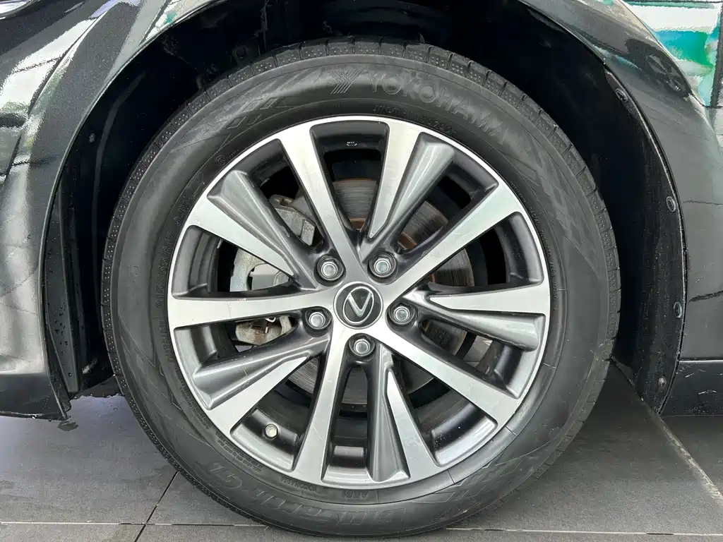 Lexus ES 2018 — фото 17