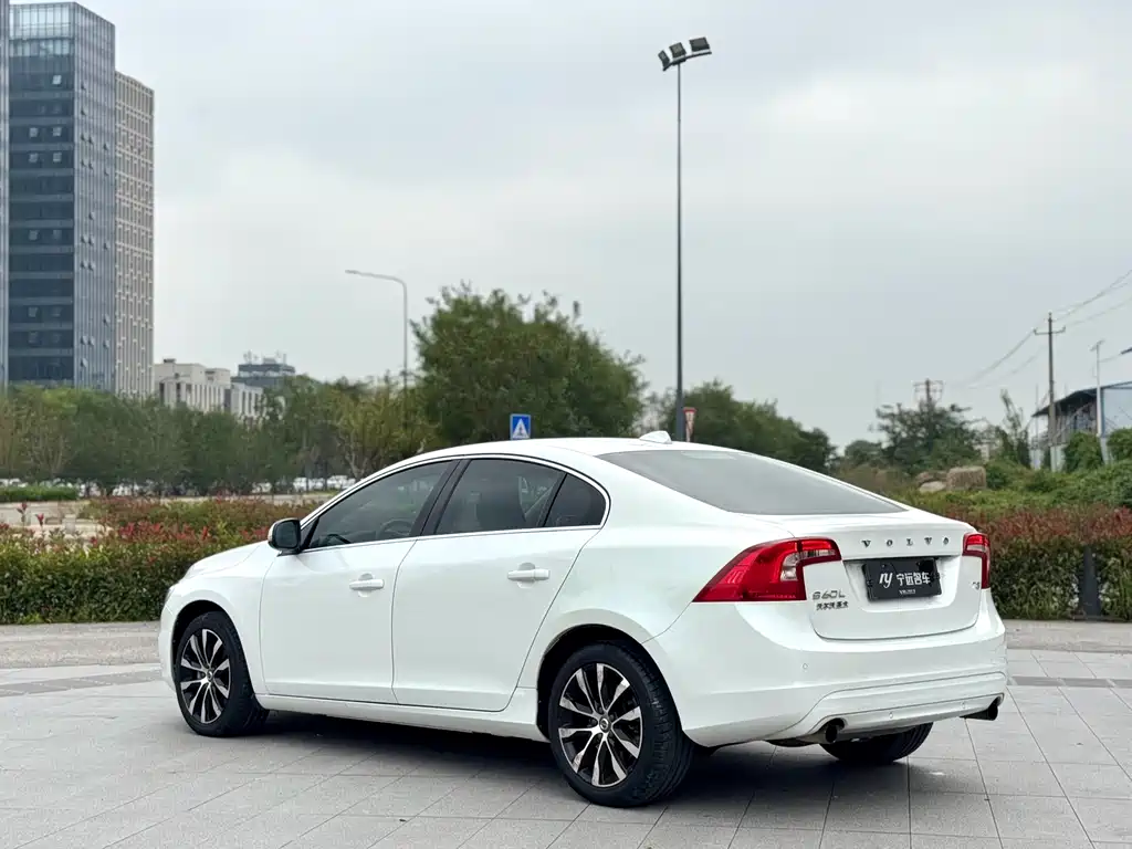 Volvo S60 2018 — фото 19