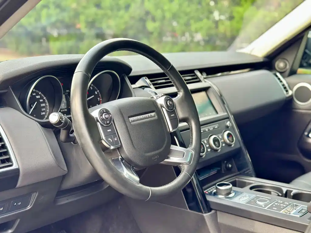 Land Rover Discovery 2018 — фото 17