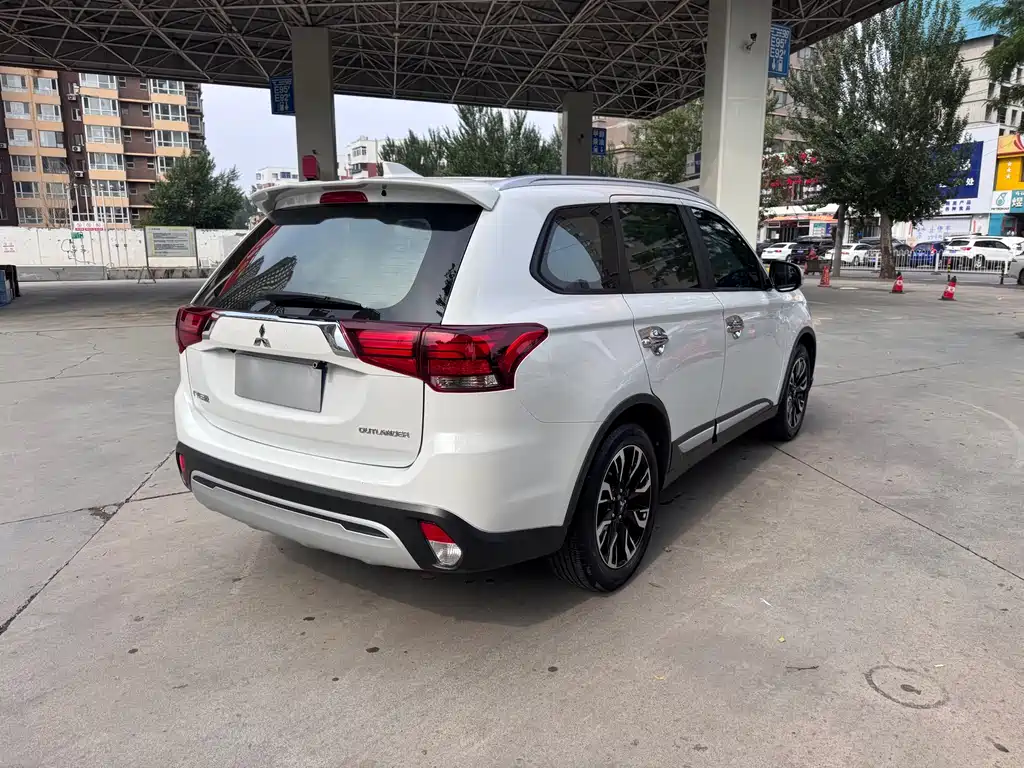 Mitsubishi Outlander 2020 — фото 6