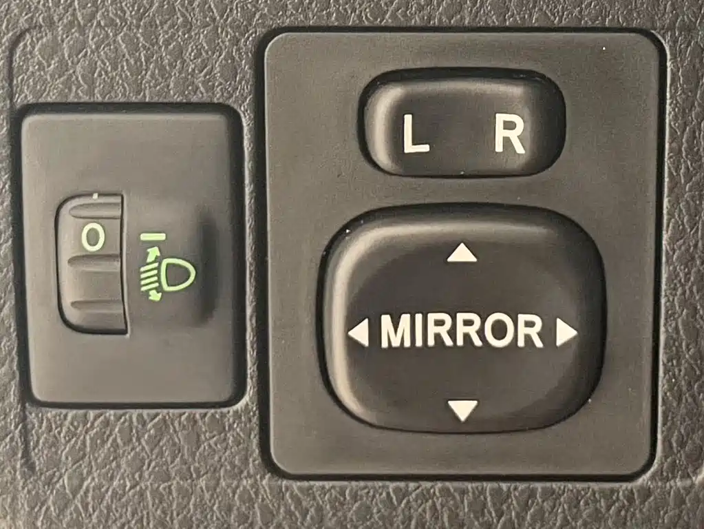 Toyota Yaris L 2023 — фото 20