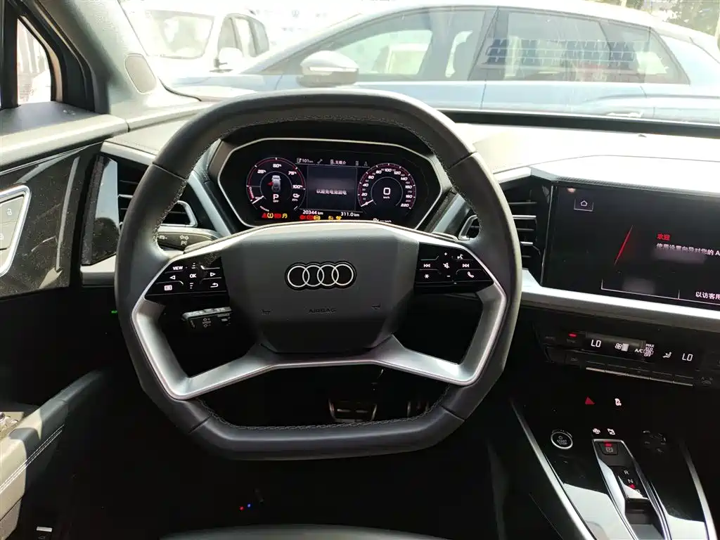 Audi Q4 e-tron 2024 — фото 11