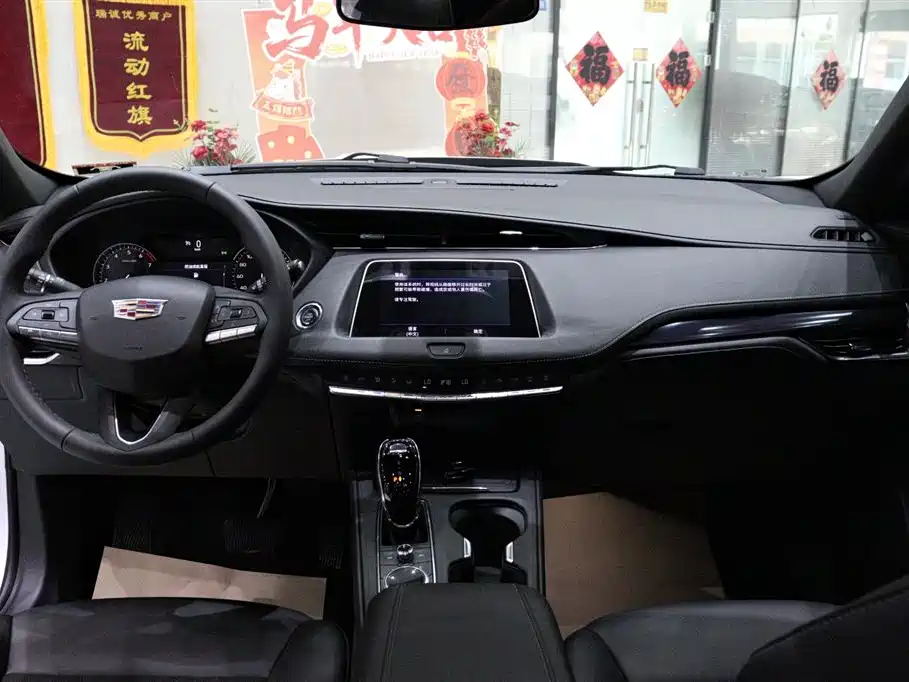 Cadillac XT4 2022 — фото 11