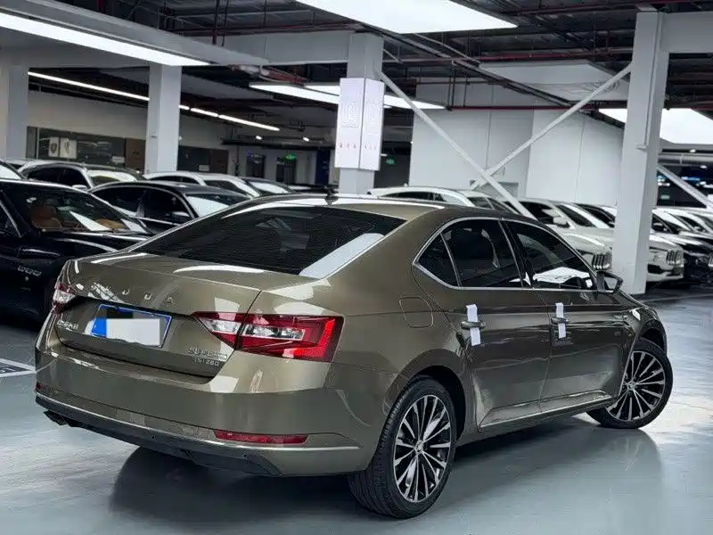 Skoda Superb 2019 — фото 9