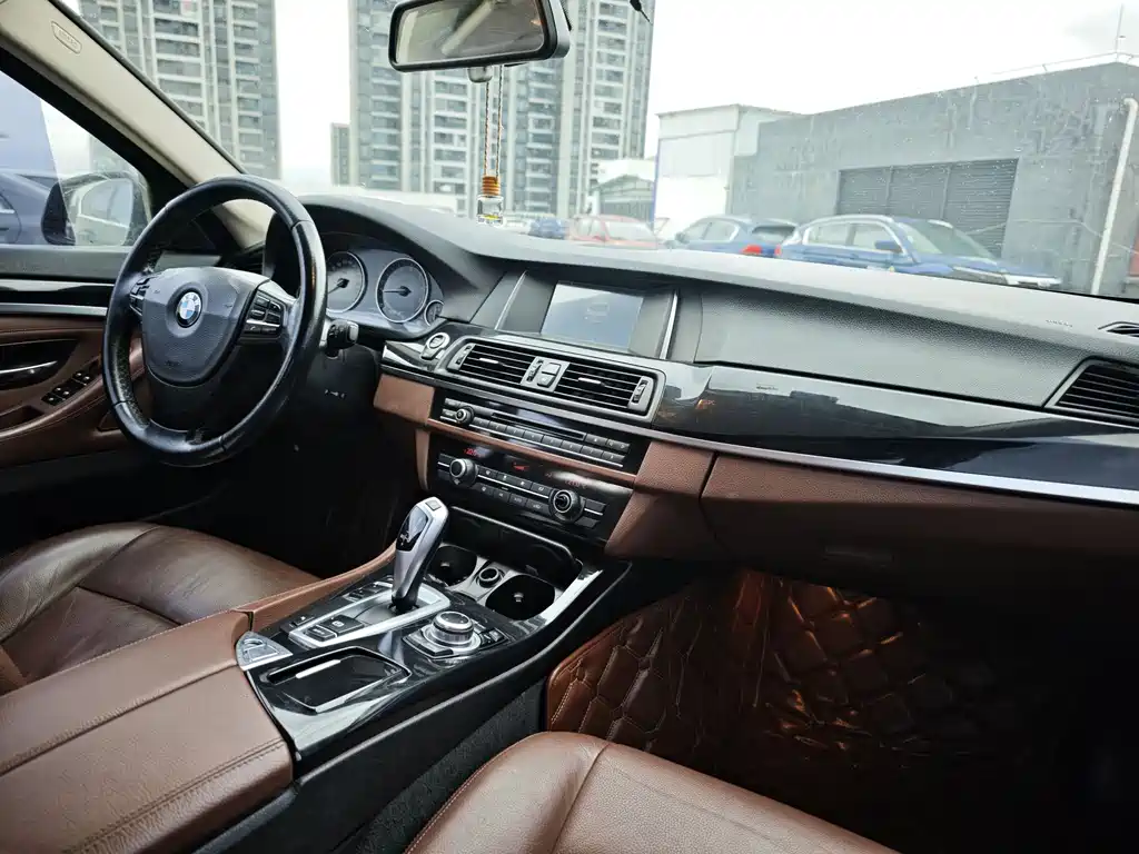 BMW 5 Series 2015 — фото 10