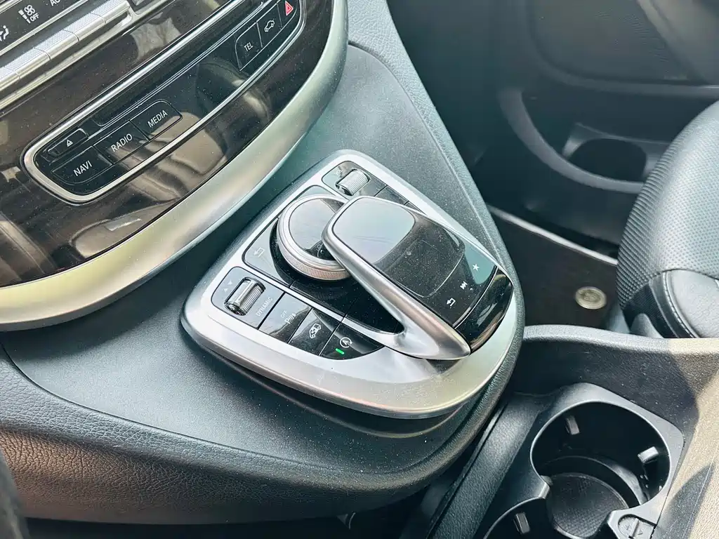Mercedes-Benz V-Class 2018 — фото 12