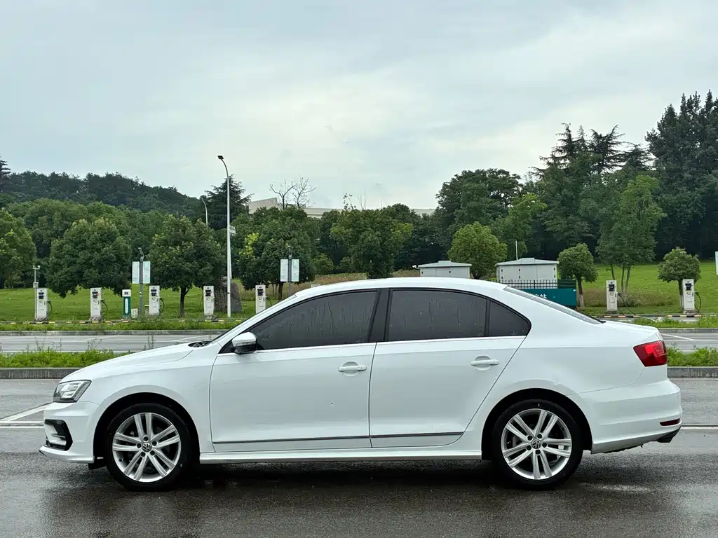 Volkswagen Sagitar 2018