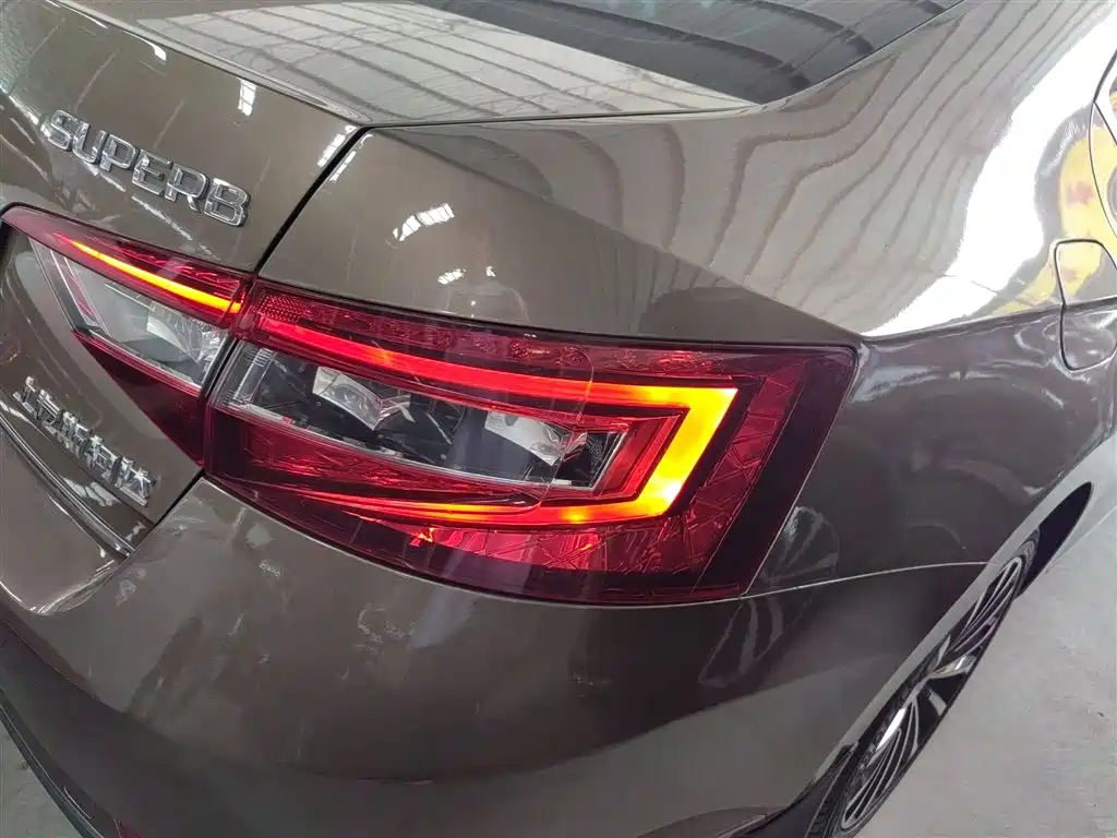 Skoda Superb 2017 — фото 24
