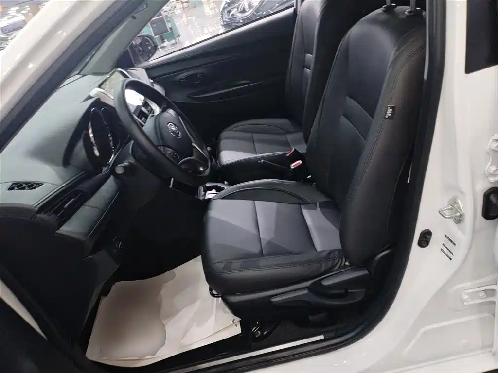 Toyota Yaris L 2022 — фото 11