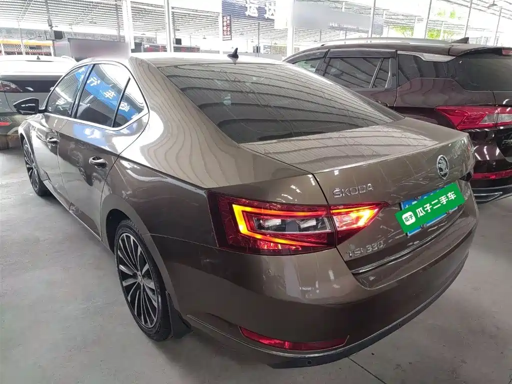 Skoda Superb 2017 — фото 23