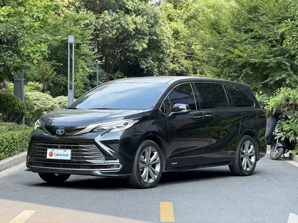 Toyota Sienna 2023 — фото 1