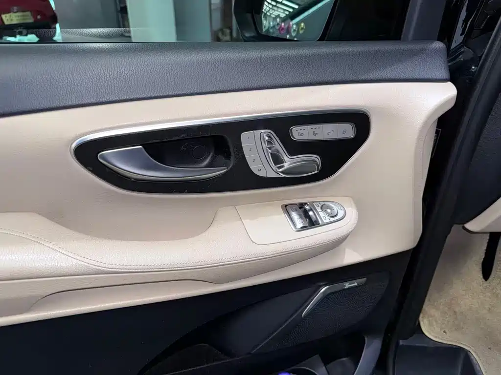 Mercedes-Benz V-Class 2019 — фото 19