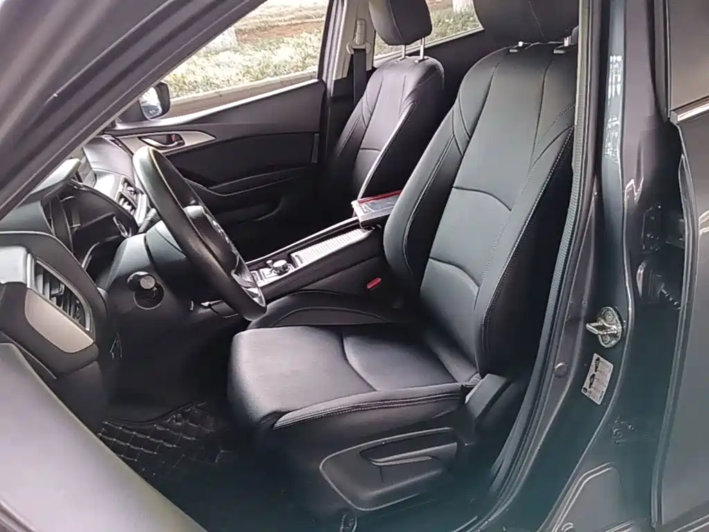 Mazda 3 Axela 2019 — фото 15