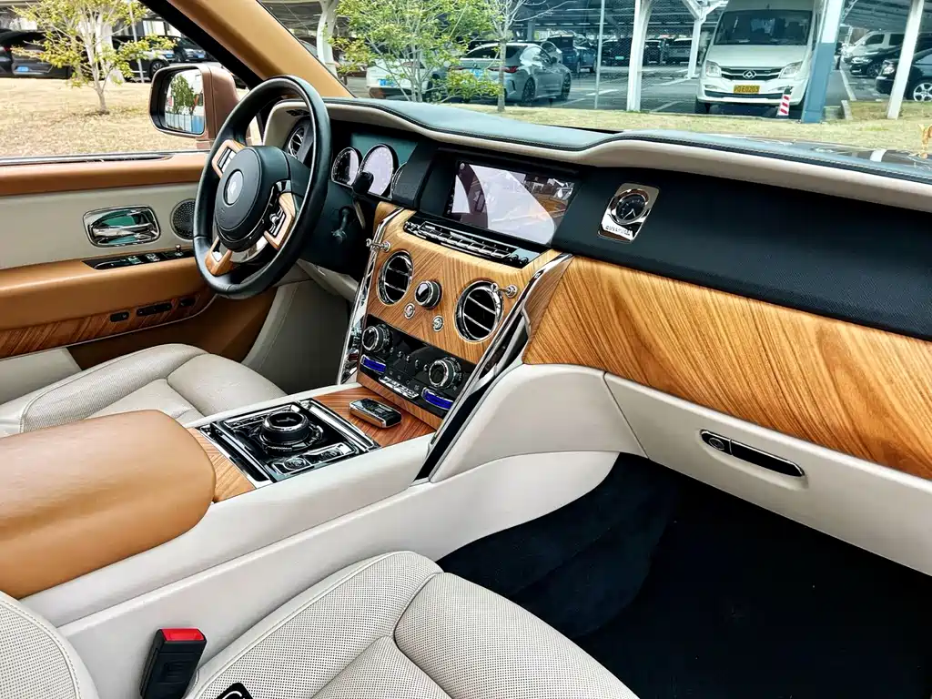 Rolls-Royce Cullinan 2020 — фото 10