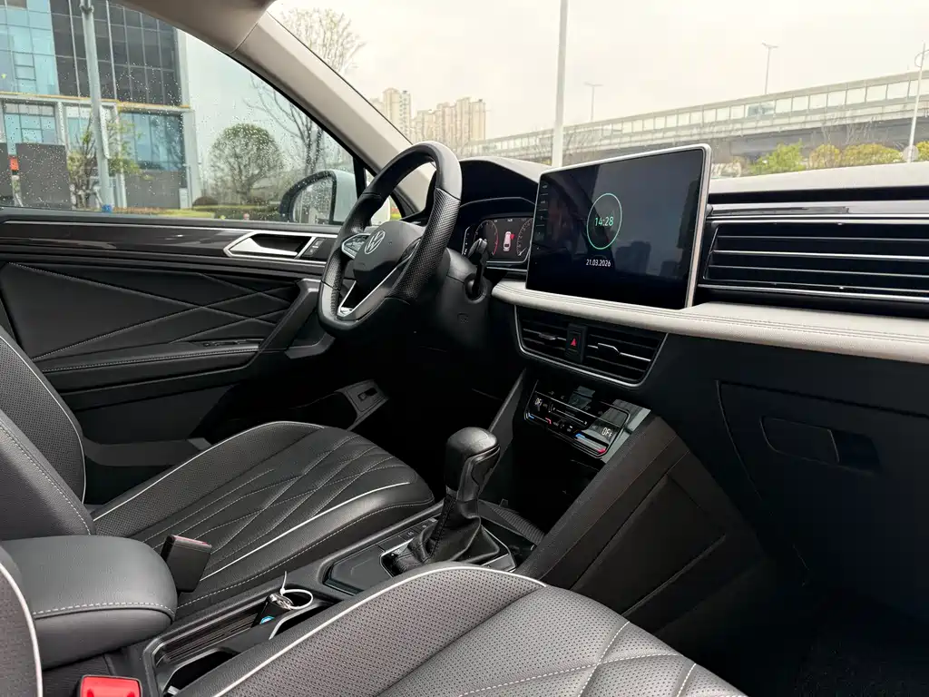 Volkswagen Tiguan L 2023 — фото 10