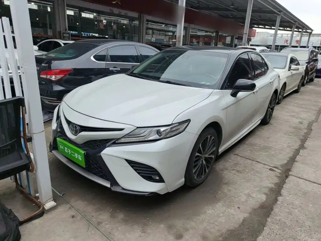 Toyota Camry 2019 — фото 1