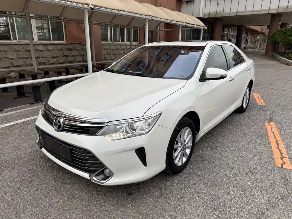Toyota Camry 2015 — фото 1