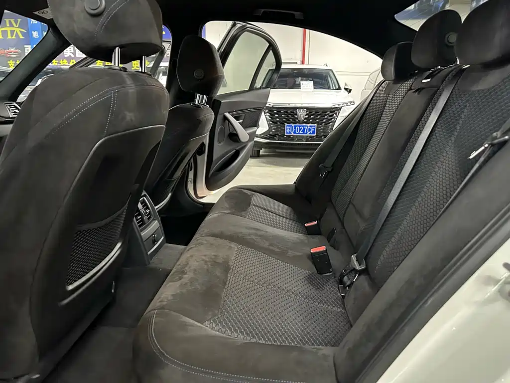 BMW 3 Series 2017 — фото 10
