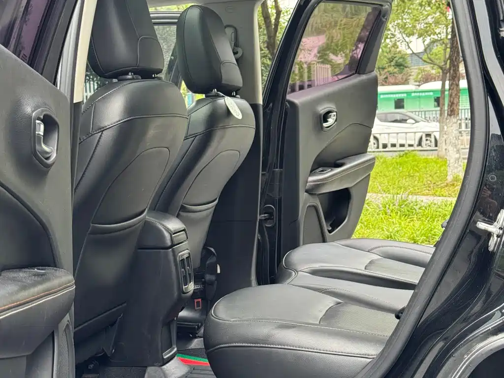 Jeep Compass 2017 — фото 11