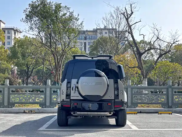 Land Rover Defender 2025