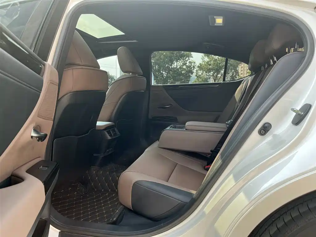 Lexus ES 2022 — фото 13