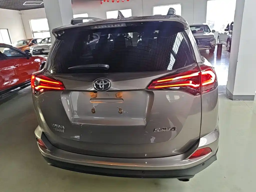 Toyota RAV4 2019 — фото 6